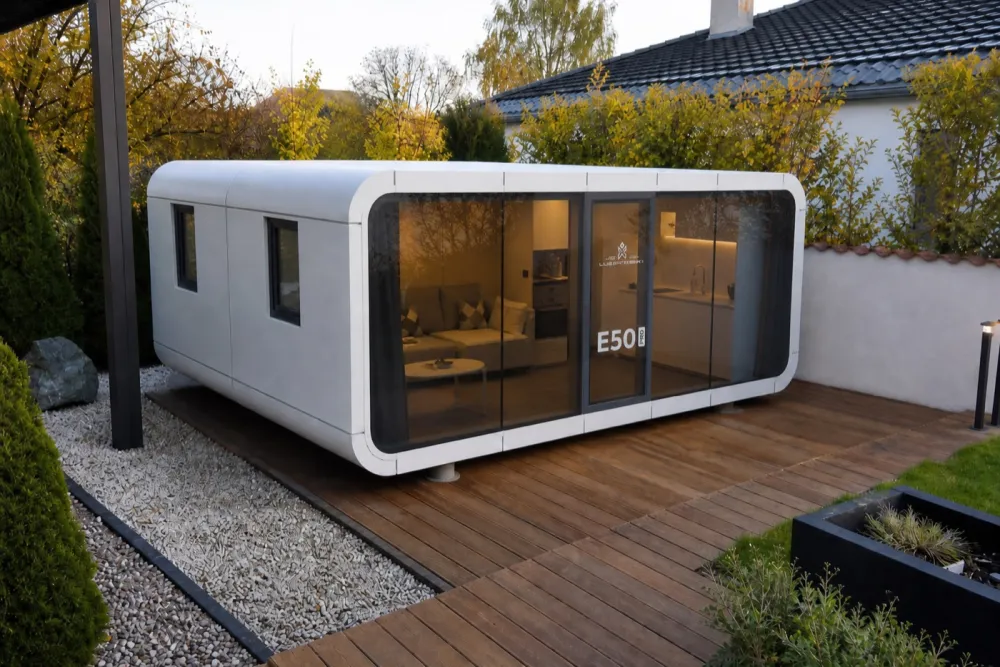 Modulární dům E50 na zahradě